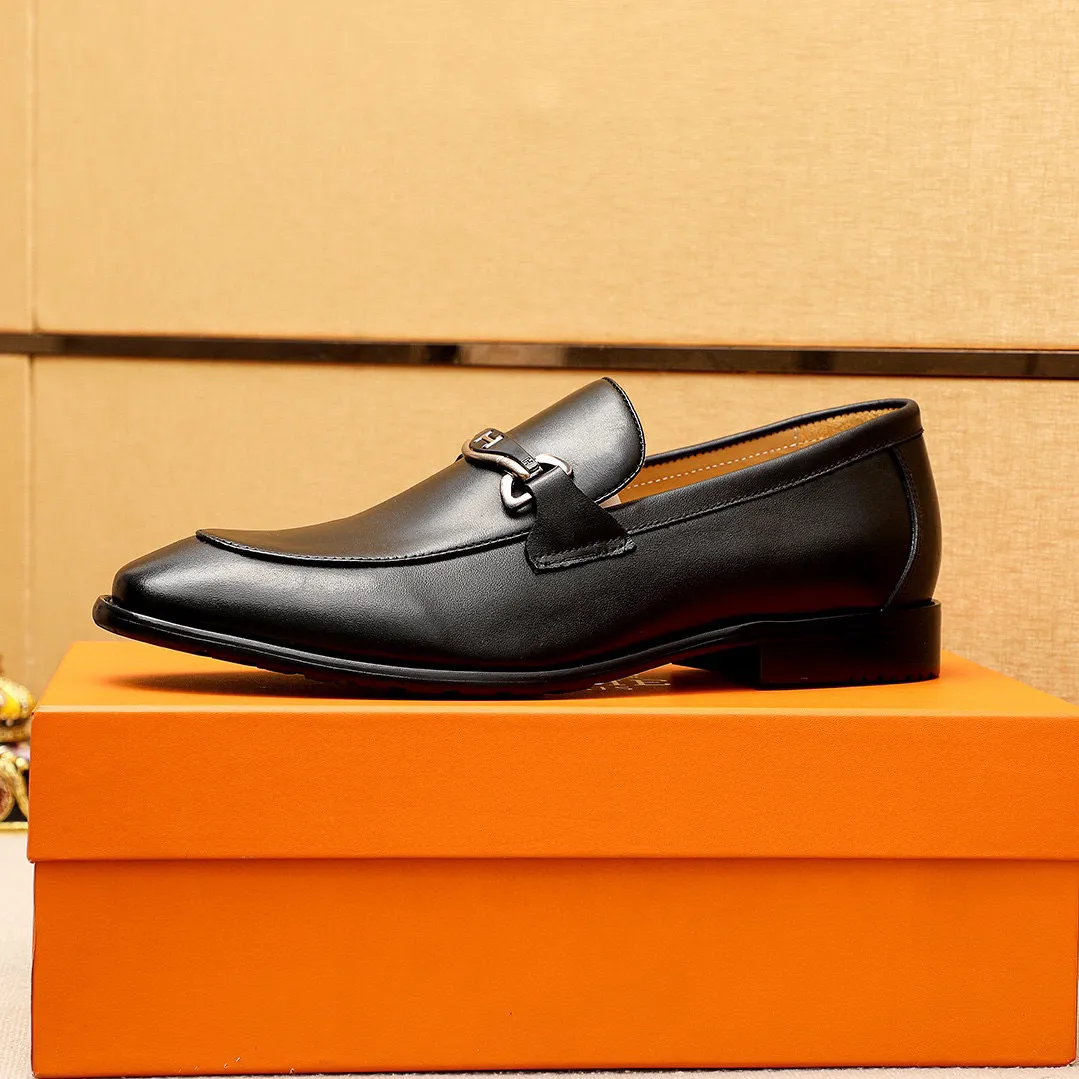 Men's shoes 💰442 💐 Product trademark: HERMES "Hermès" casual leather shoes Regular size: 38-44 (45🉑️customized) Product materials: Selected imported first-layer calfskin upper + luxury hardware buckle, imported water-dyed 🐂 cowhide lining. Strong three-dimensional visual effect, combined outsole Color: 1⃣️color optional
